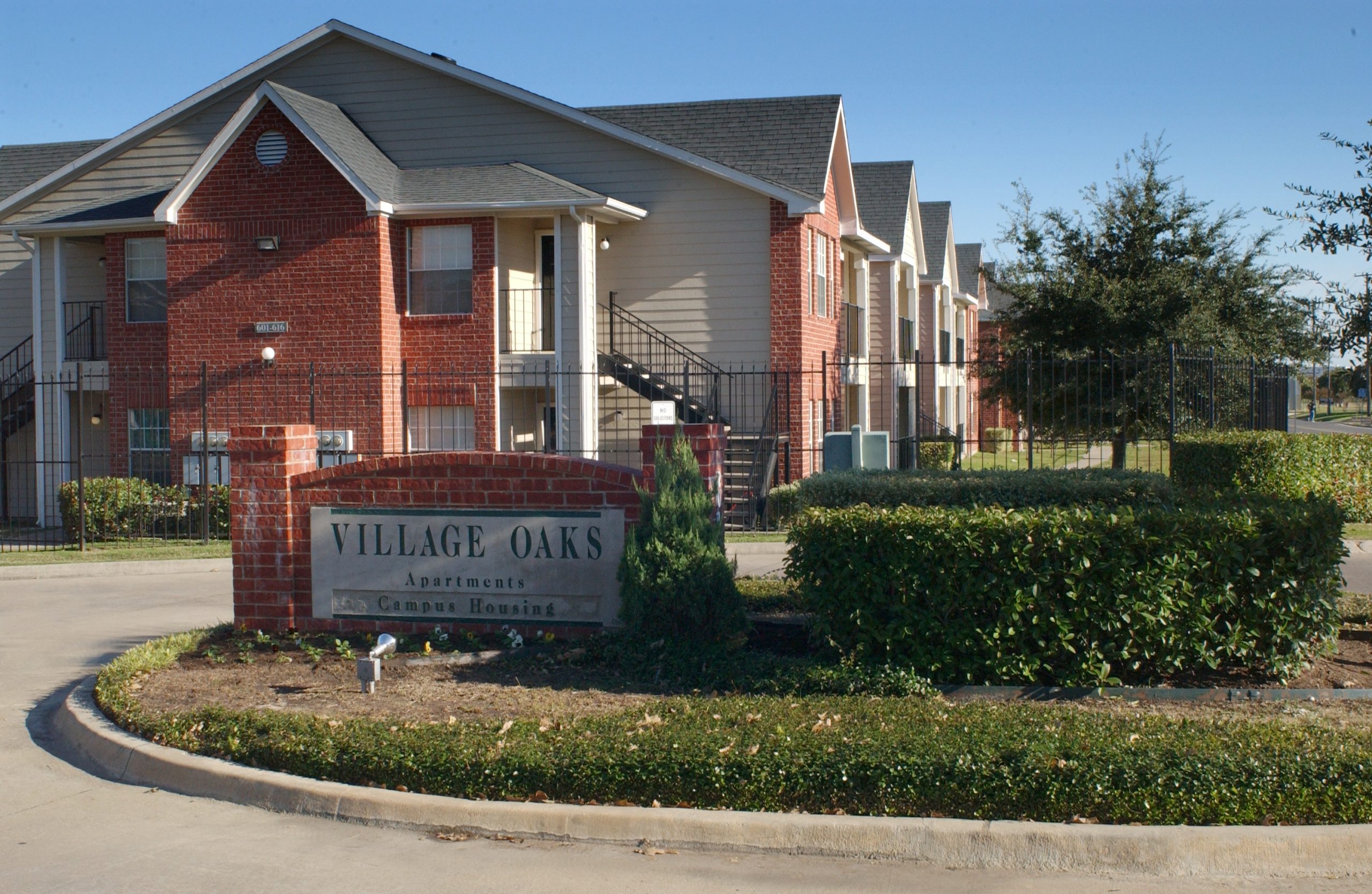 village oaks scaled - Campus Housing
